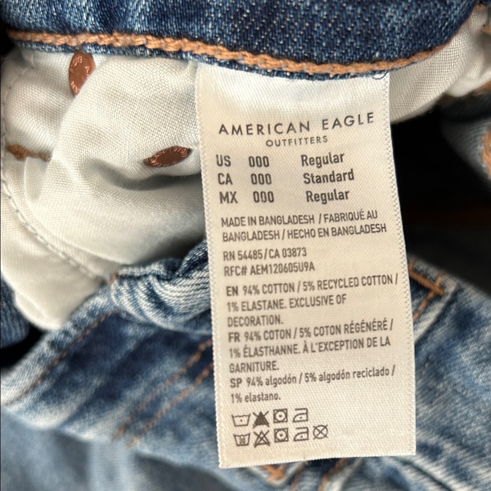 American Eagle Light Wash Distressed Women Jeans - Picture 3 of 6